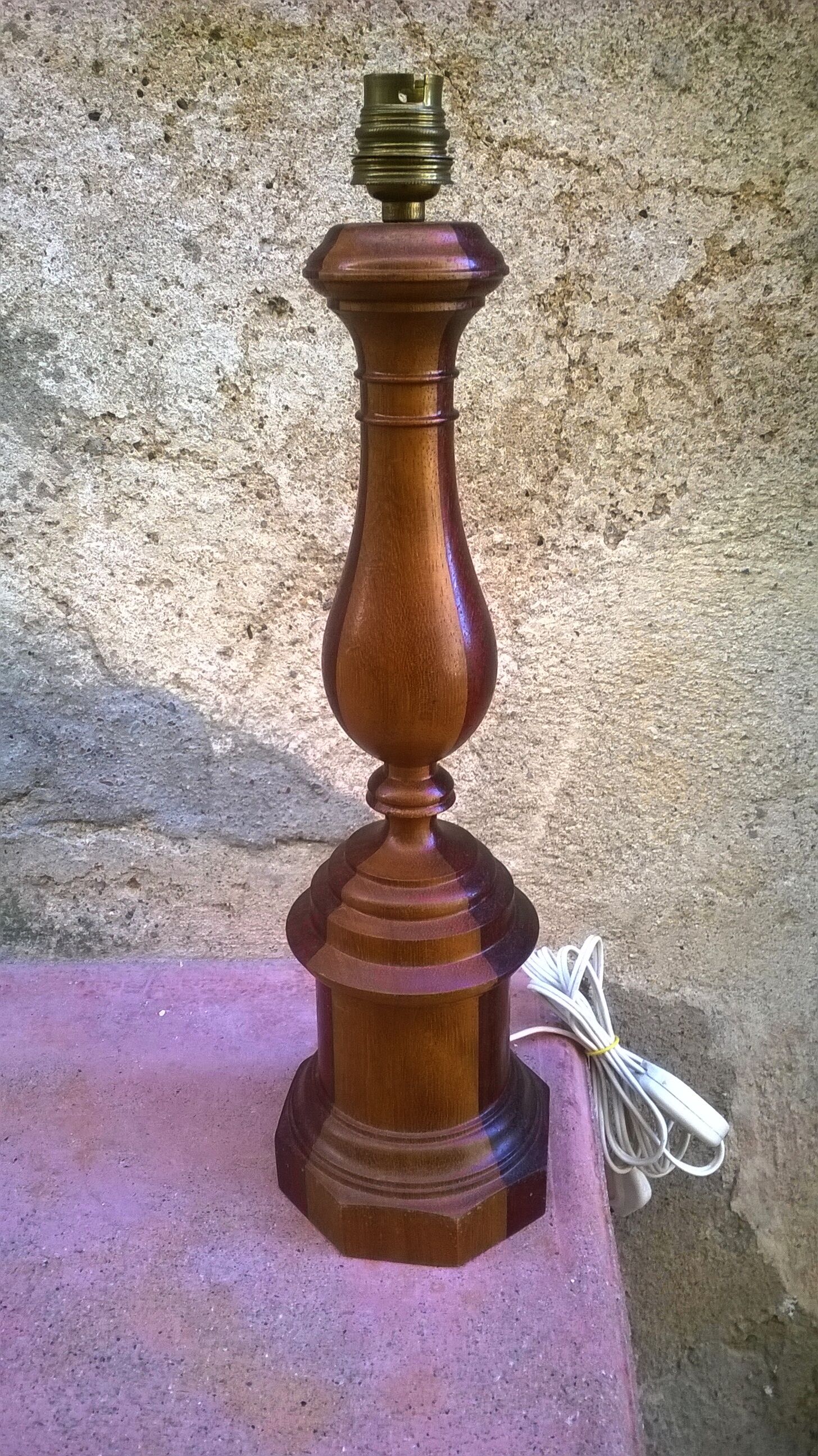 Lampe en bois fruitier