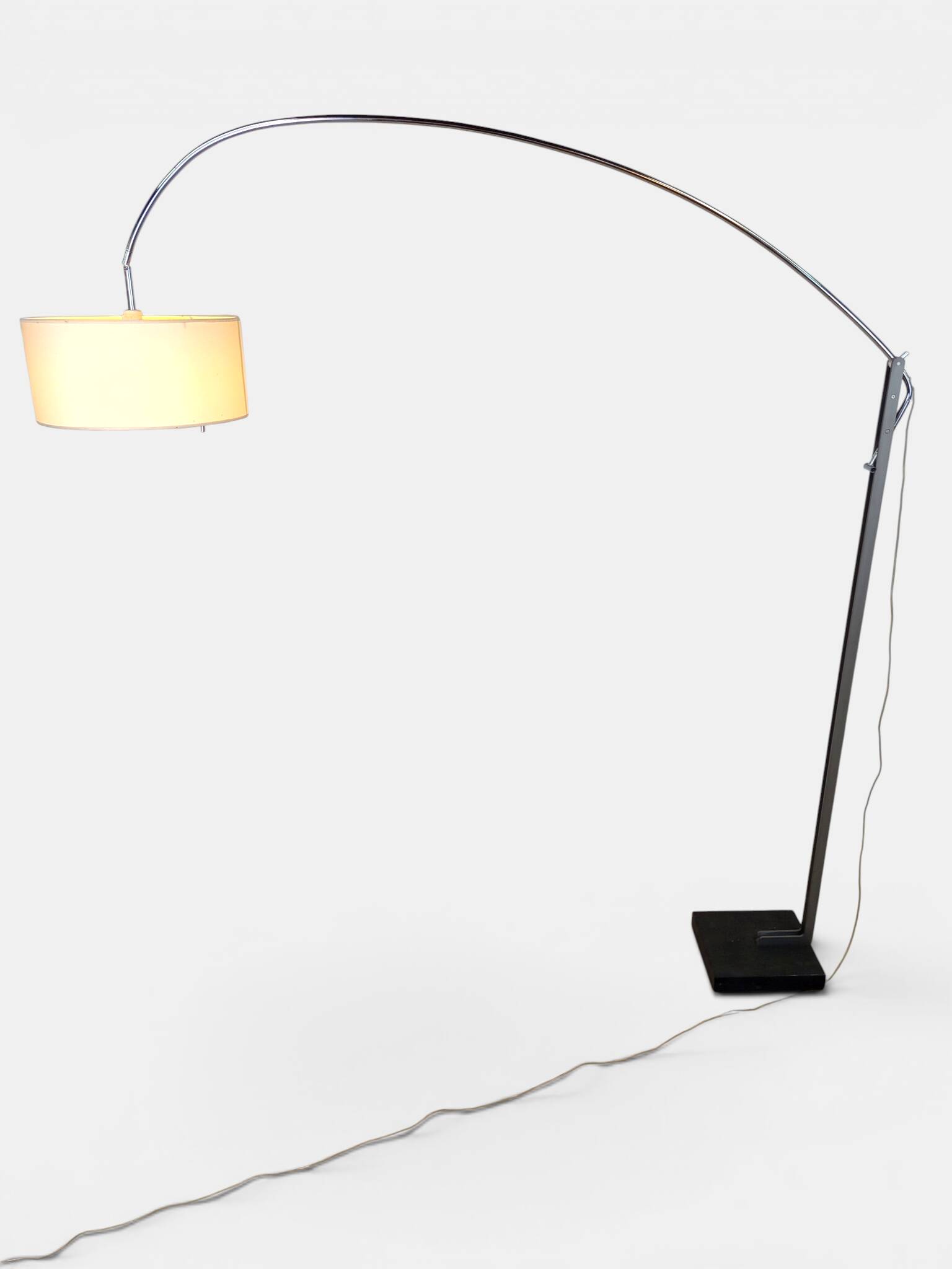 Lampe arc Ligne roset modèle MAMA de Thibault Desombre