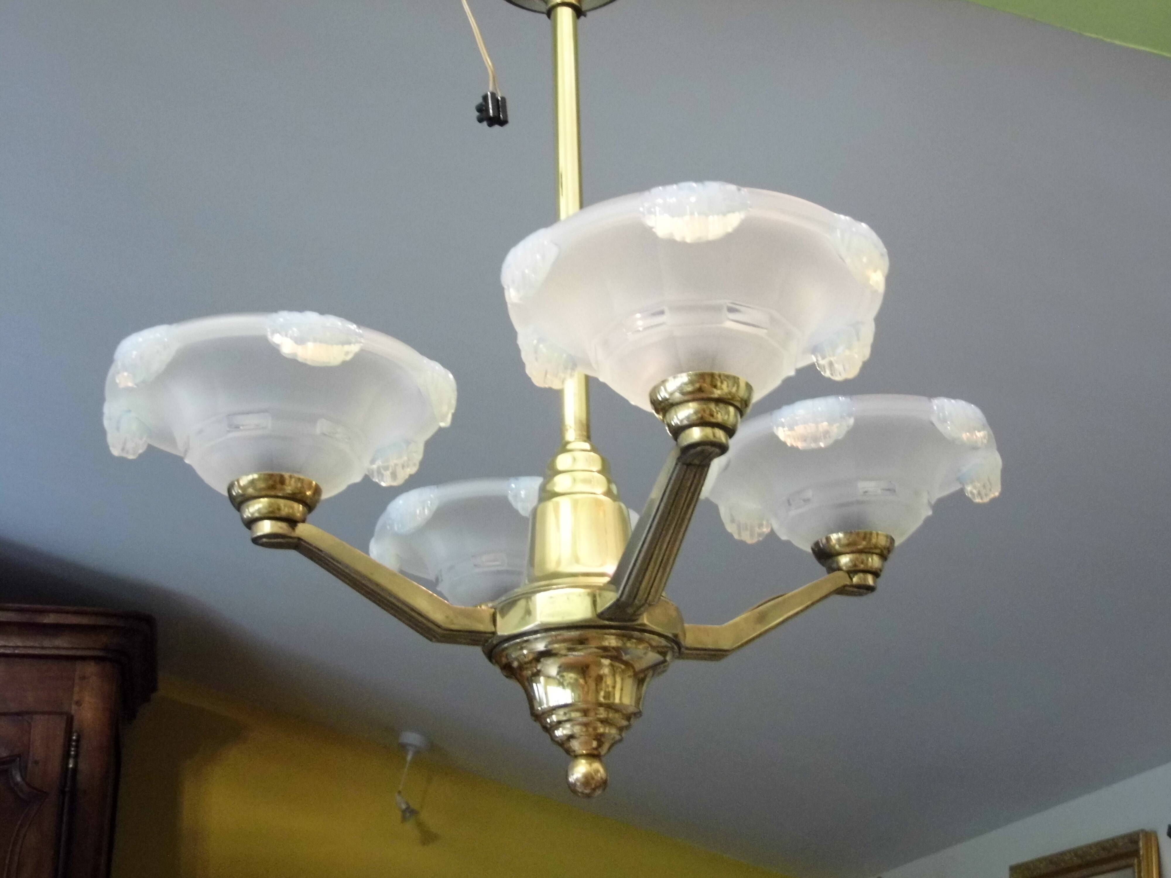 Art Deco chandelier, 4 arms of light, opalescent Ezan glasses