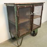Armoire industrielle en fer avec portes en treillis sur roues, années 1960