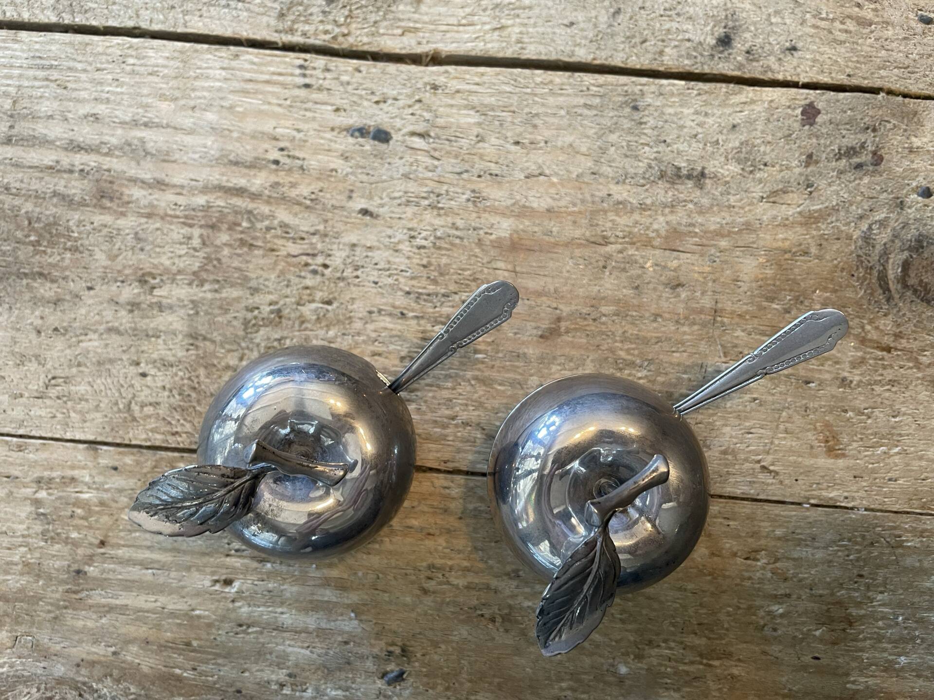 2 salières ou poivrières en forme de pomme.