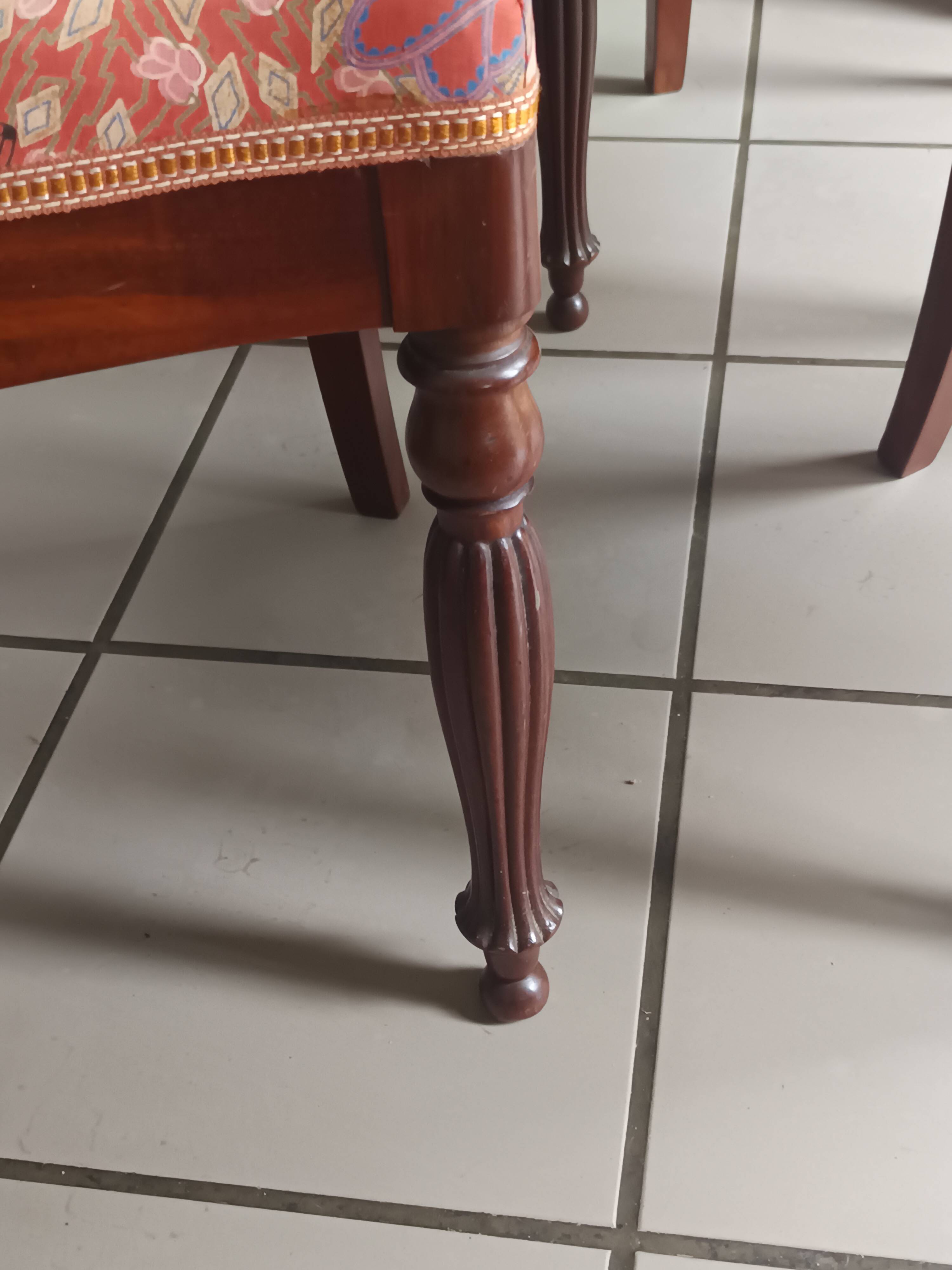 Set of 5 antique mahogany chairs in early 20th century Chippendale style.