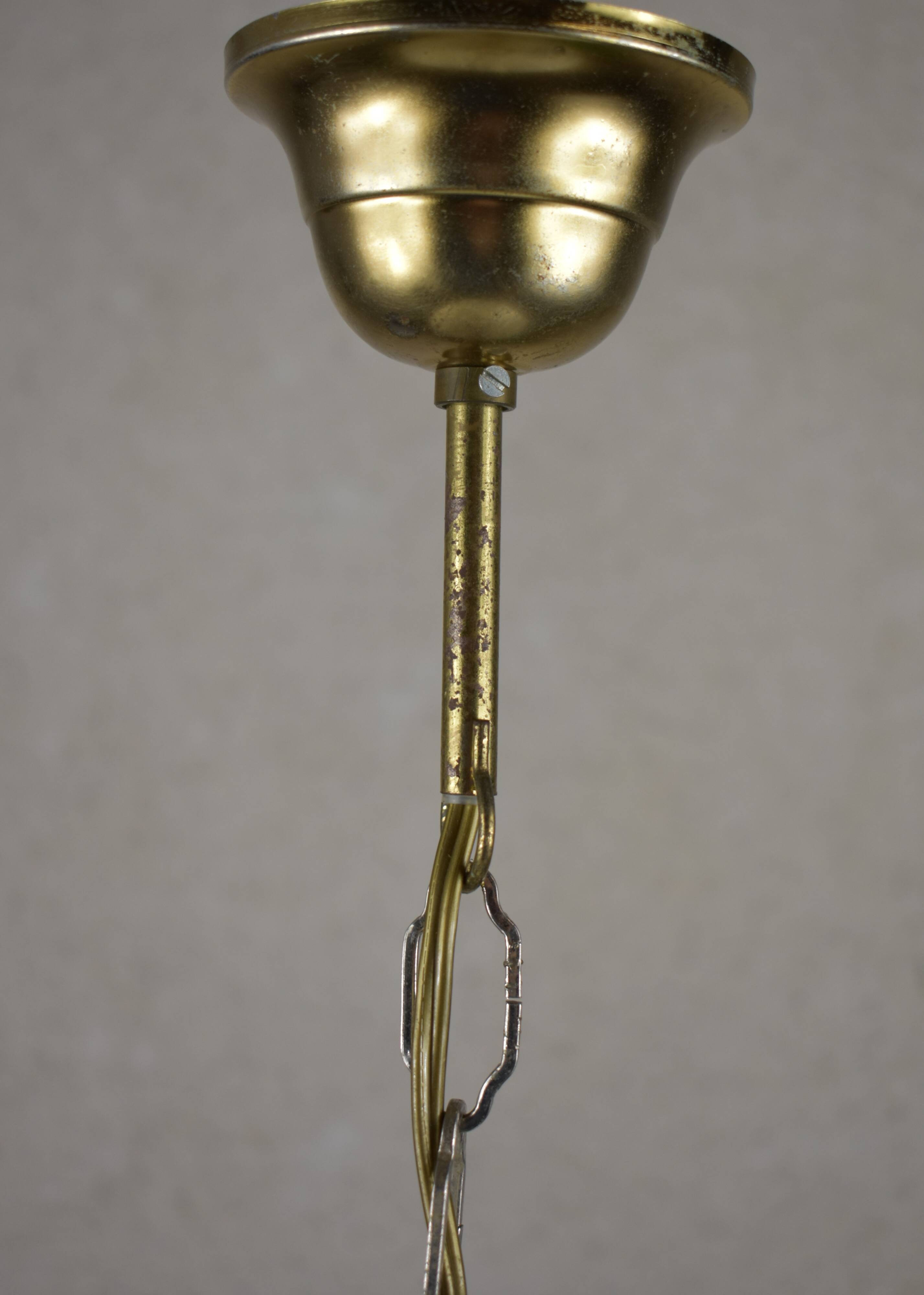 Suspension en verre blanc et motif de fleurs.