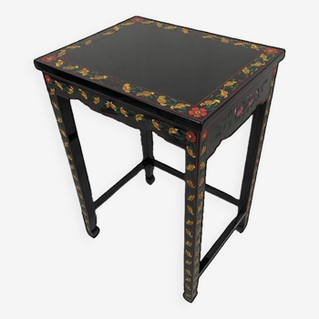 Flying table in black lacquered wood decorated with friezes of flowers and birds