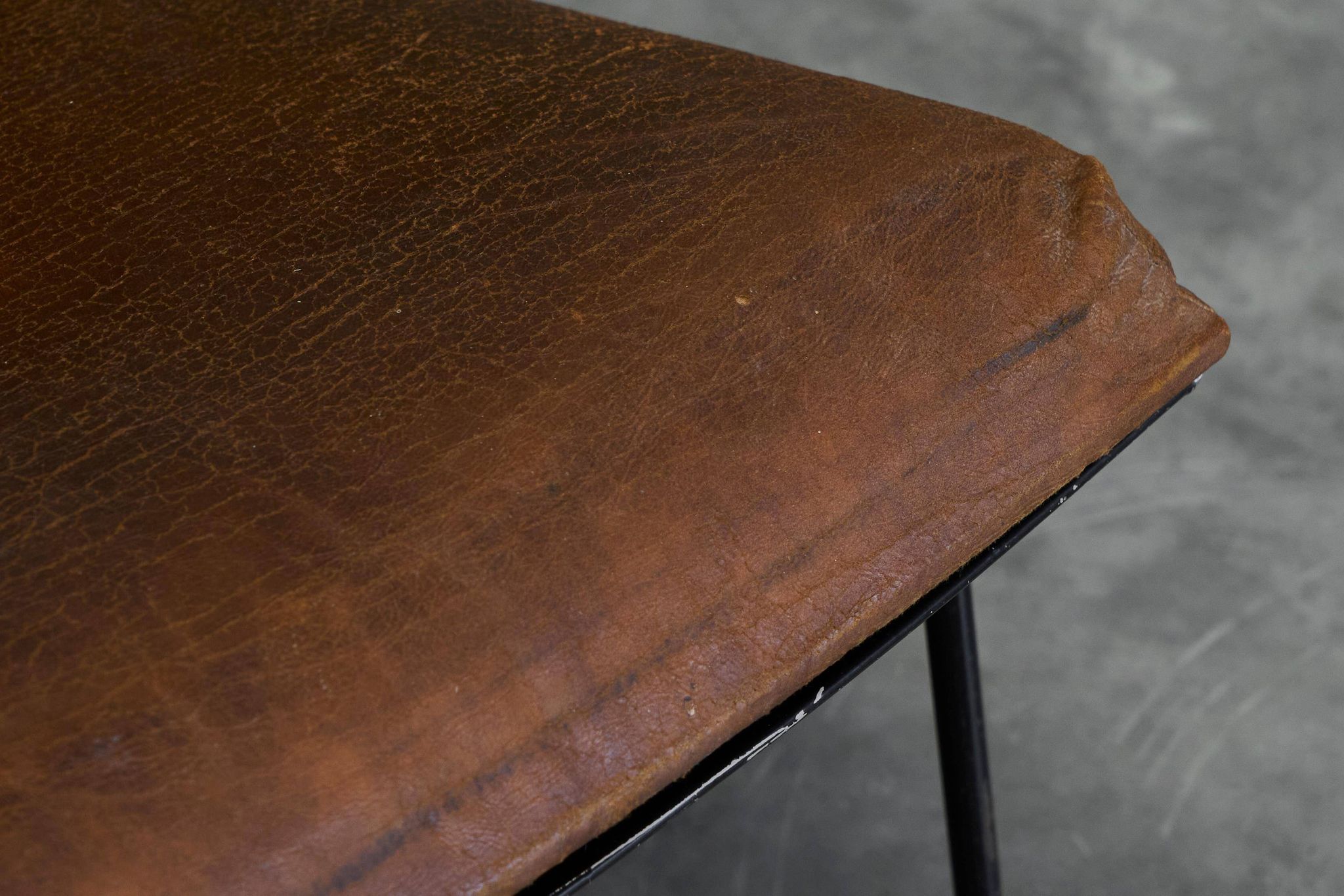 Modernist Dutch lounge chair in enamelled steel and leather from the 1950s.
