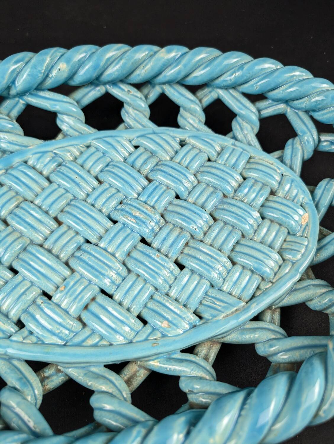 Vallauris flat basket in green woven ceramic