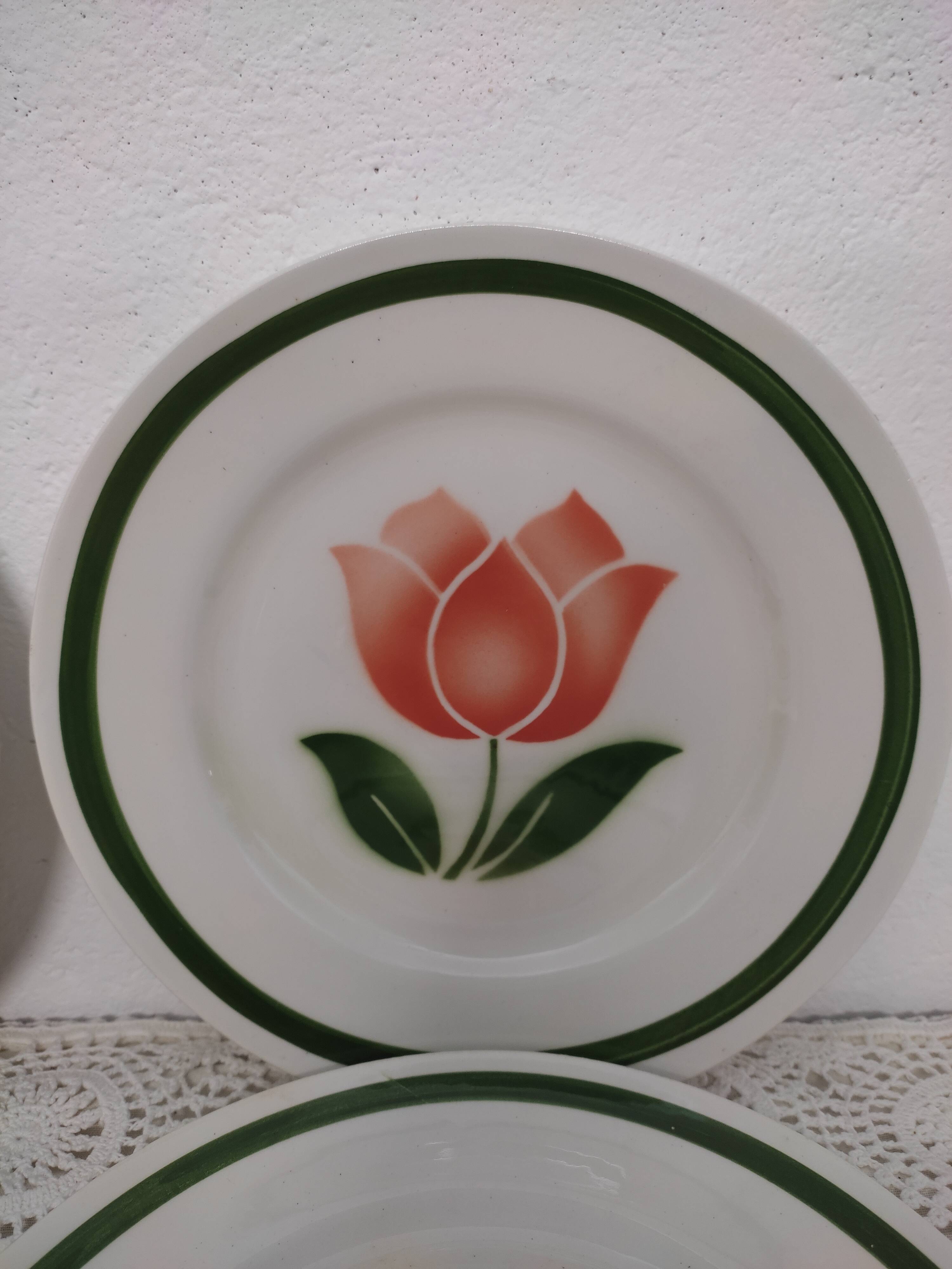 Plate dessert mill of wolves