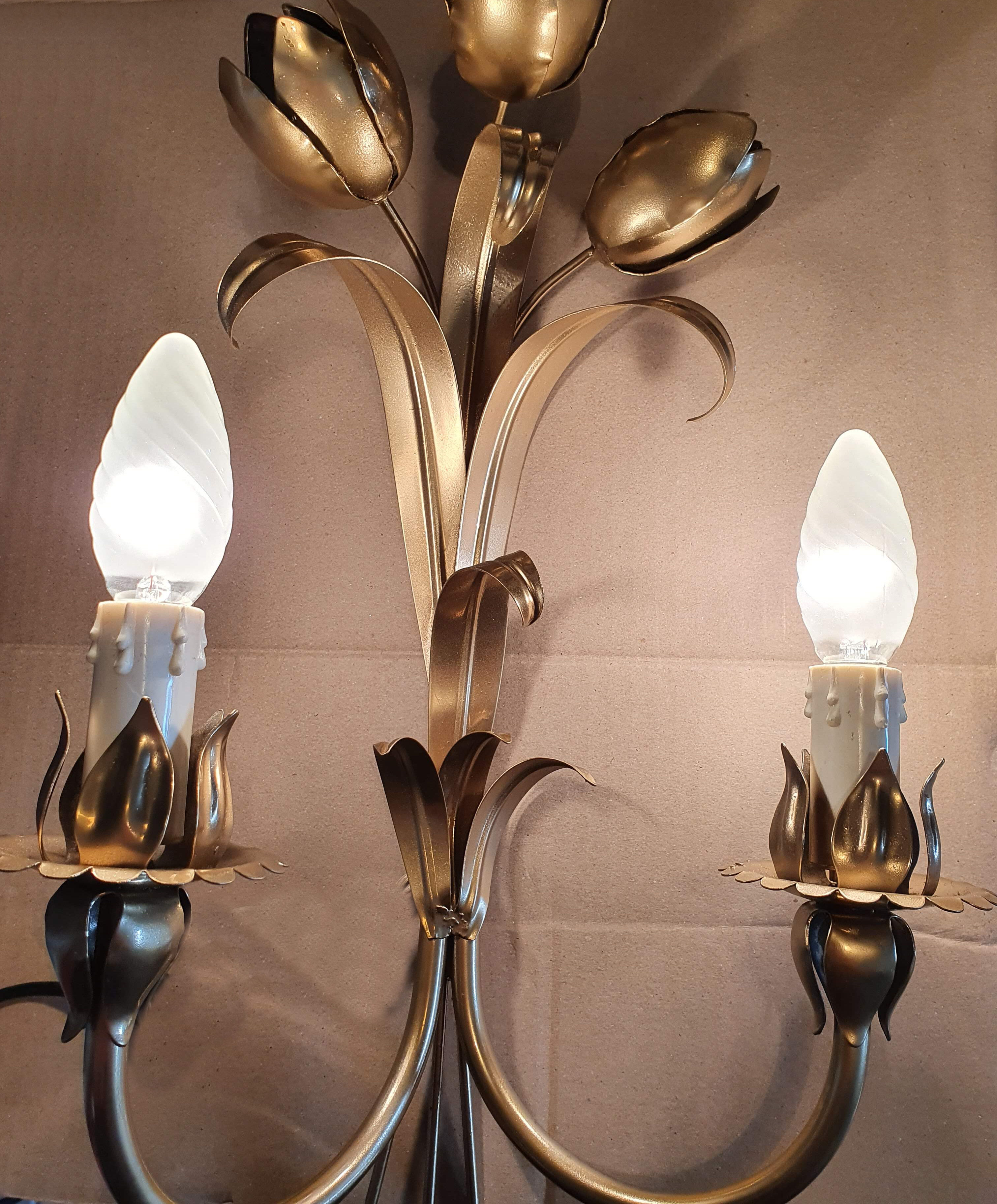 Gold sconces with floral decoration