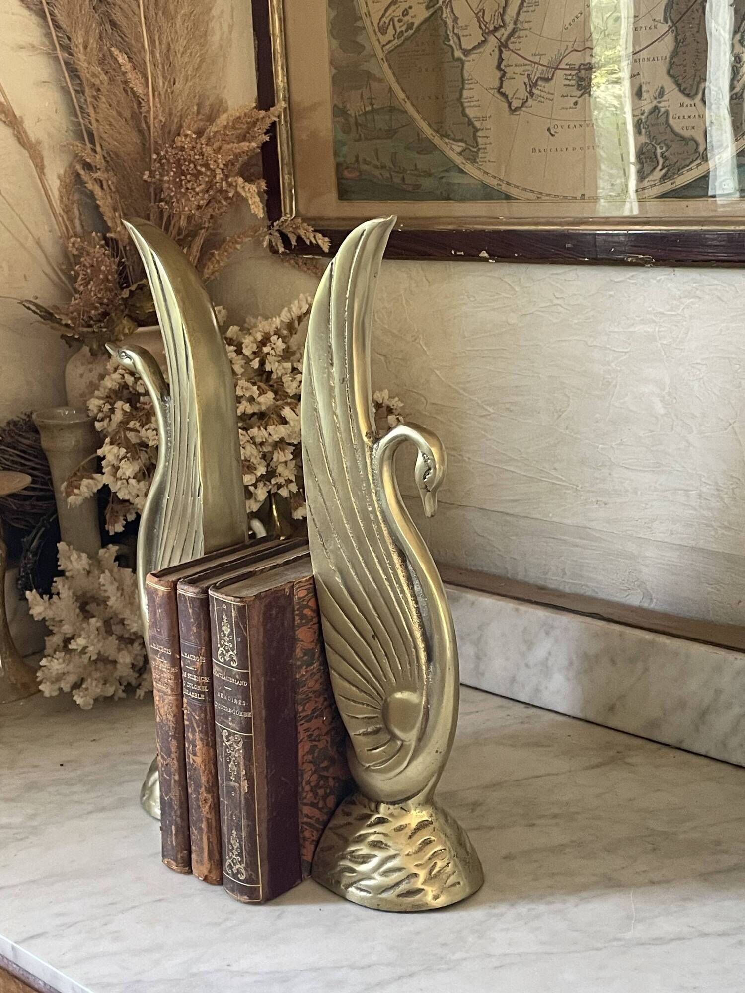 Pair of brass bookends, sculptural swans in Art Nouveau style.