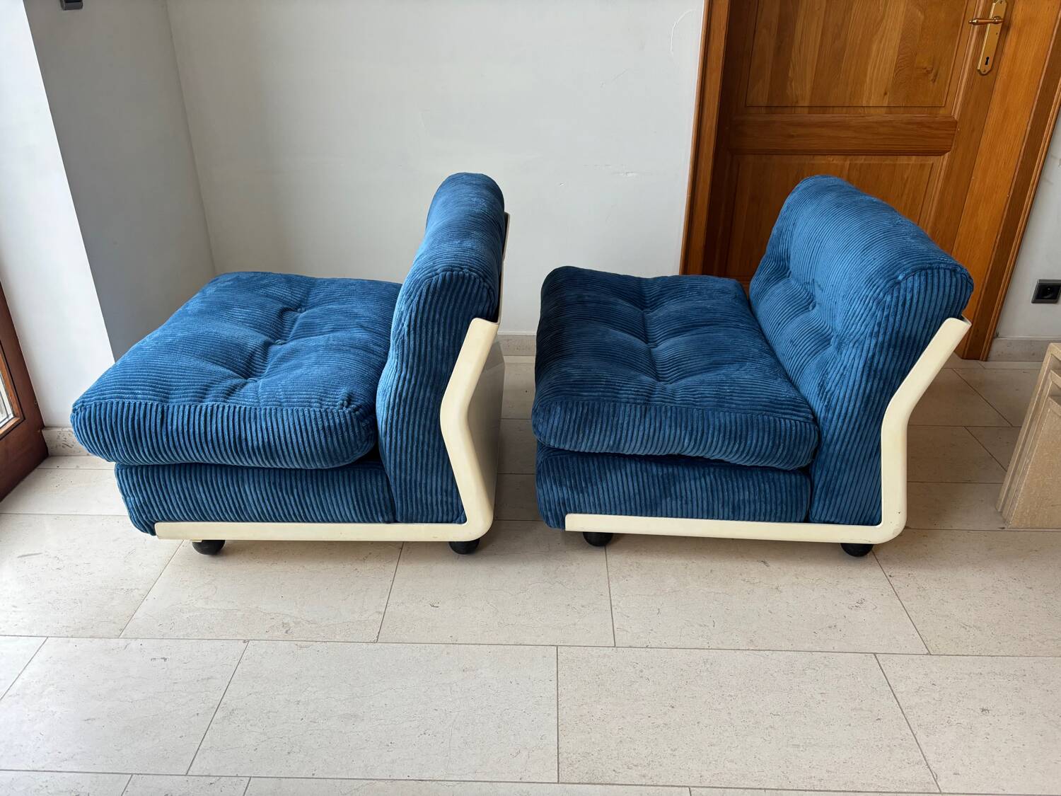 Paire de fauteuils / chauffeuses amanta par mario bellini