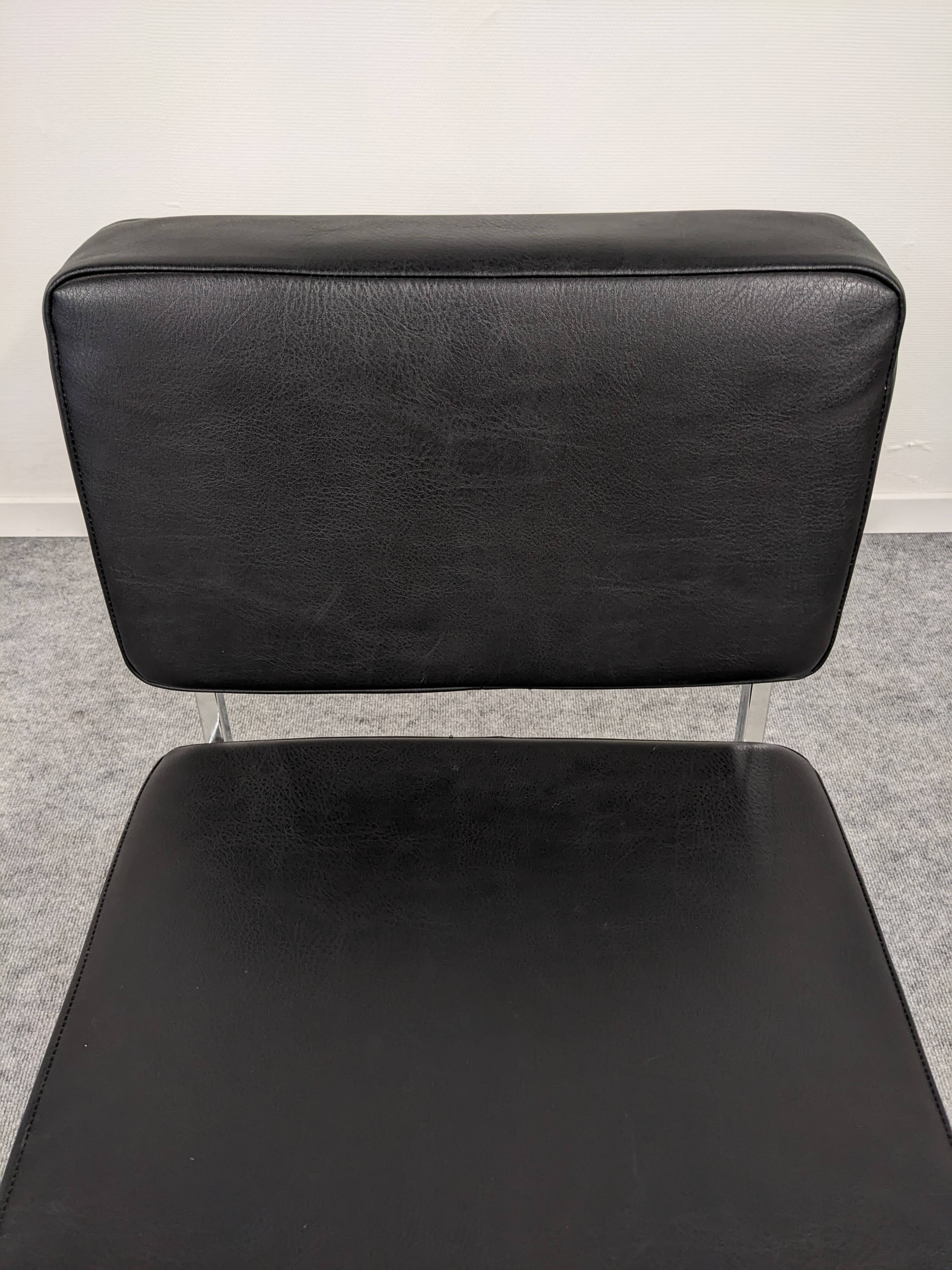 Série de 4 chauffeuses modernistes, années 70-80