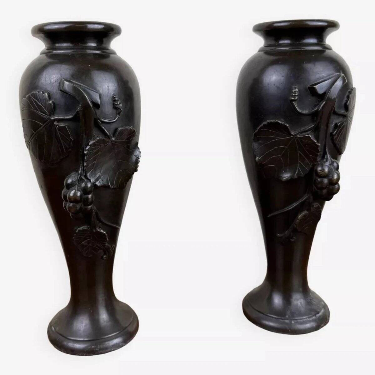 Paire de vases en bronze à patine noire