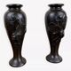 Paire de vases en bronze à patine noire