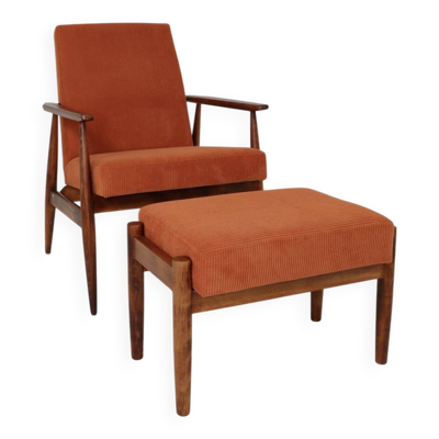 Fauteuil vintage et repose-pieds en velours côtelé orange.