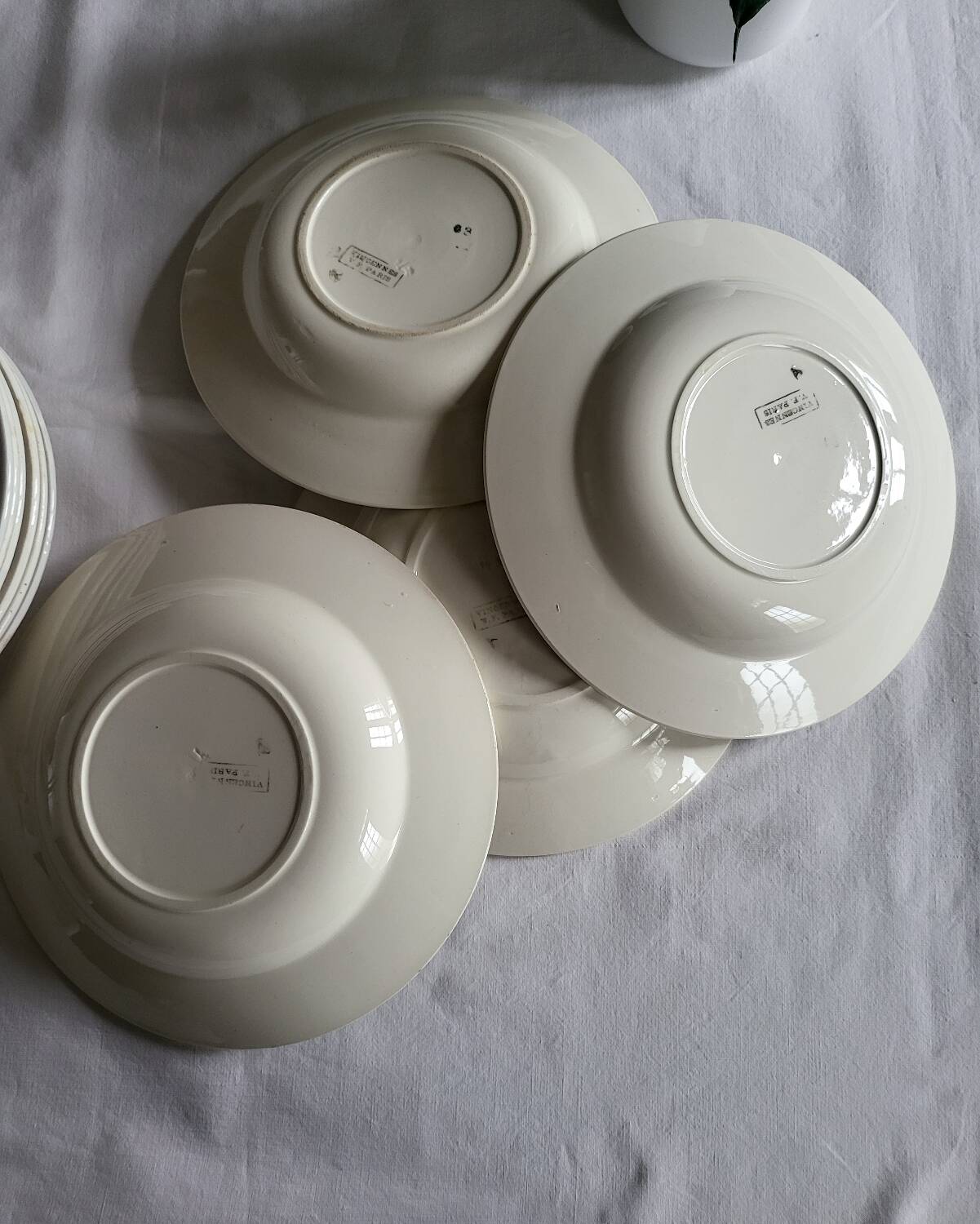 Set of 4 Vincennes earthenware soup plates, Paris.