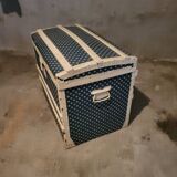 Trunk, old chest in wood and fabric