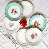 Assiettes plates anciennes dépareillées en faïence accompagnées d'un plat creux