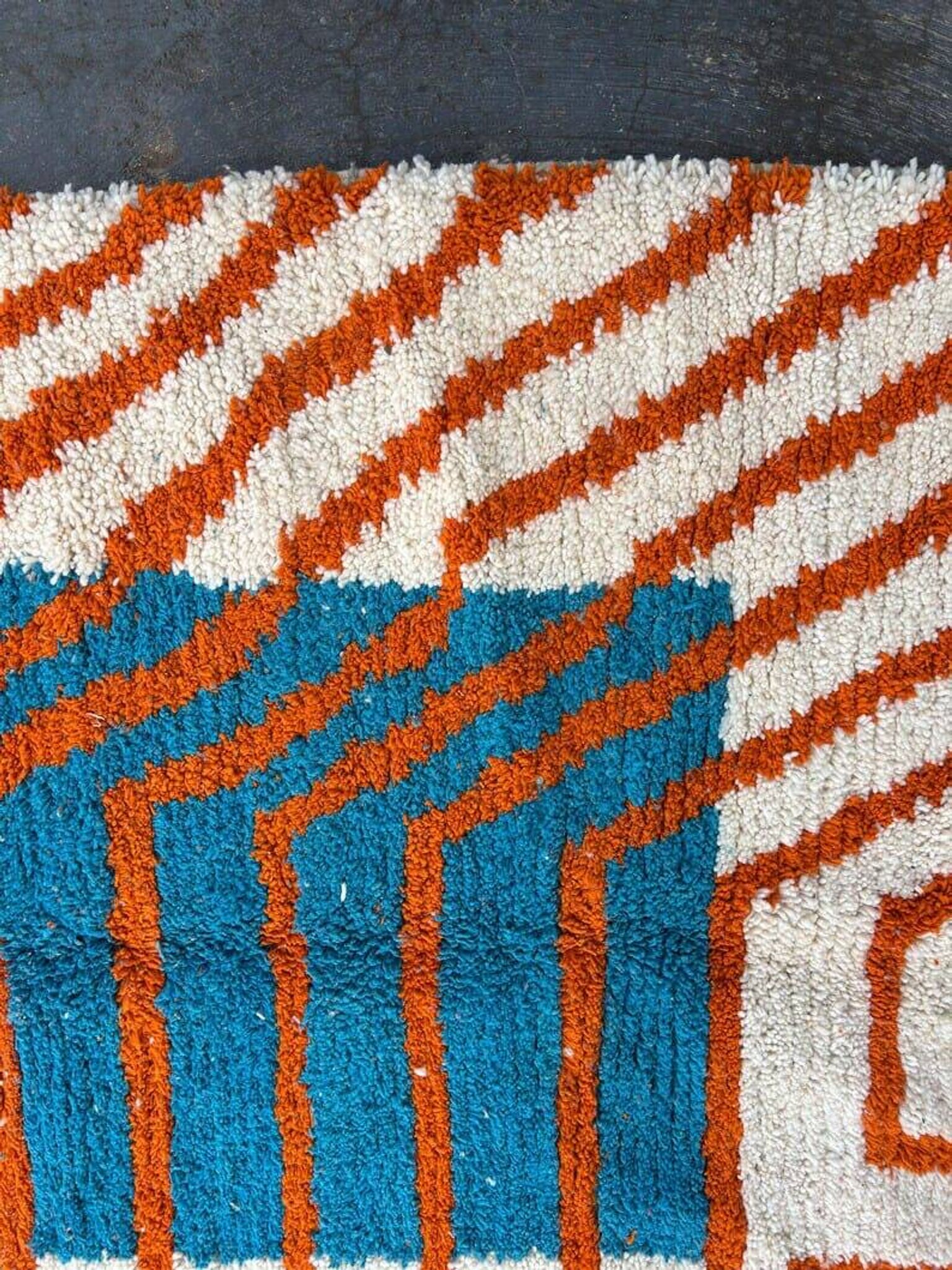 Tapis berbère beni ouraine à motifs colorés taille 150 x 250 cm