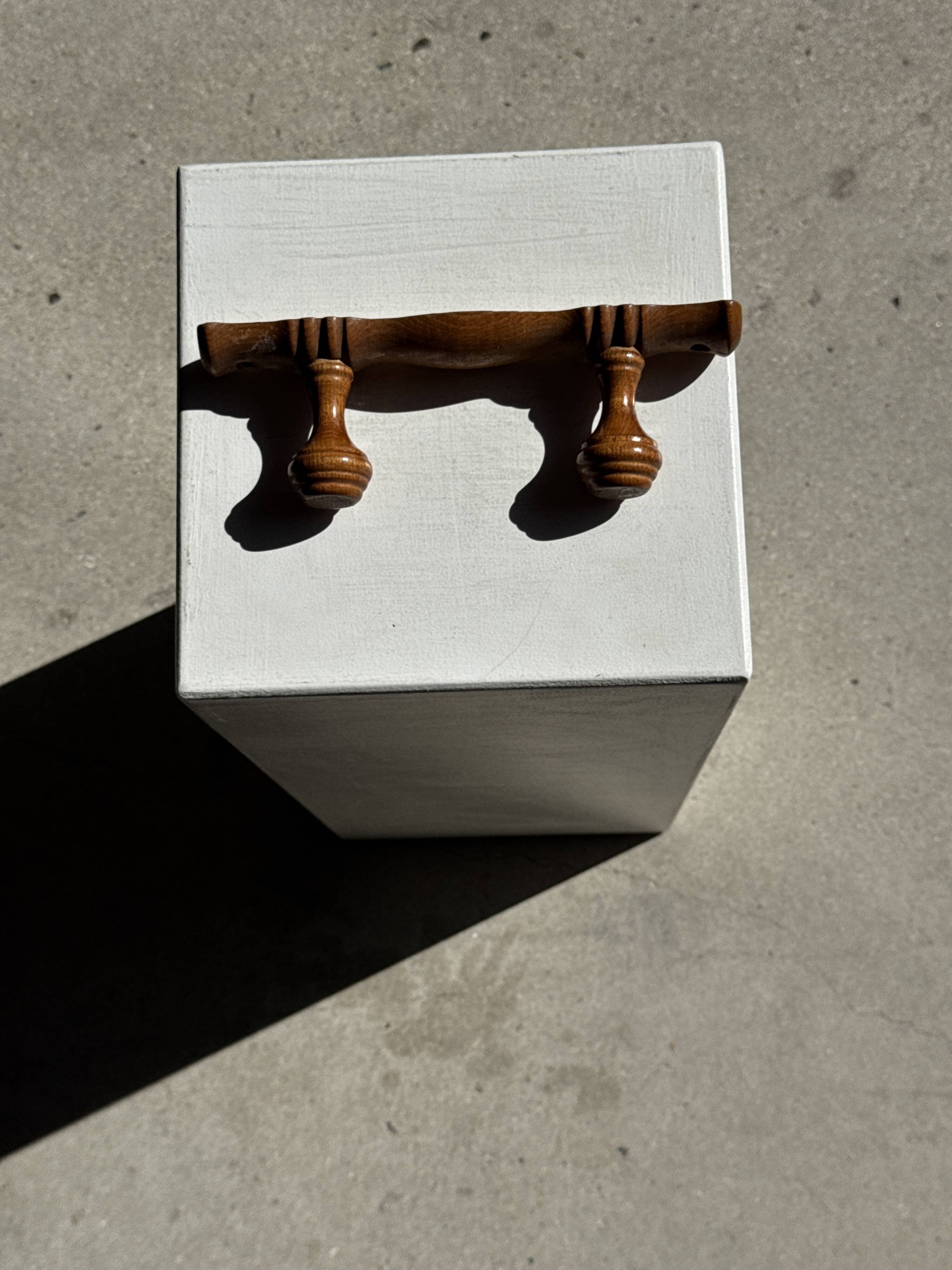 Small coat hook with two round flat button pegs in pine H8.