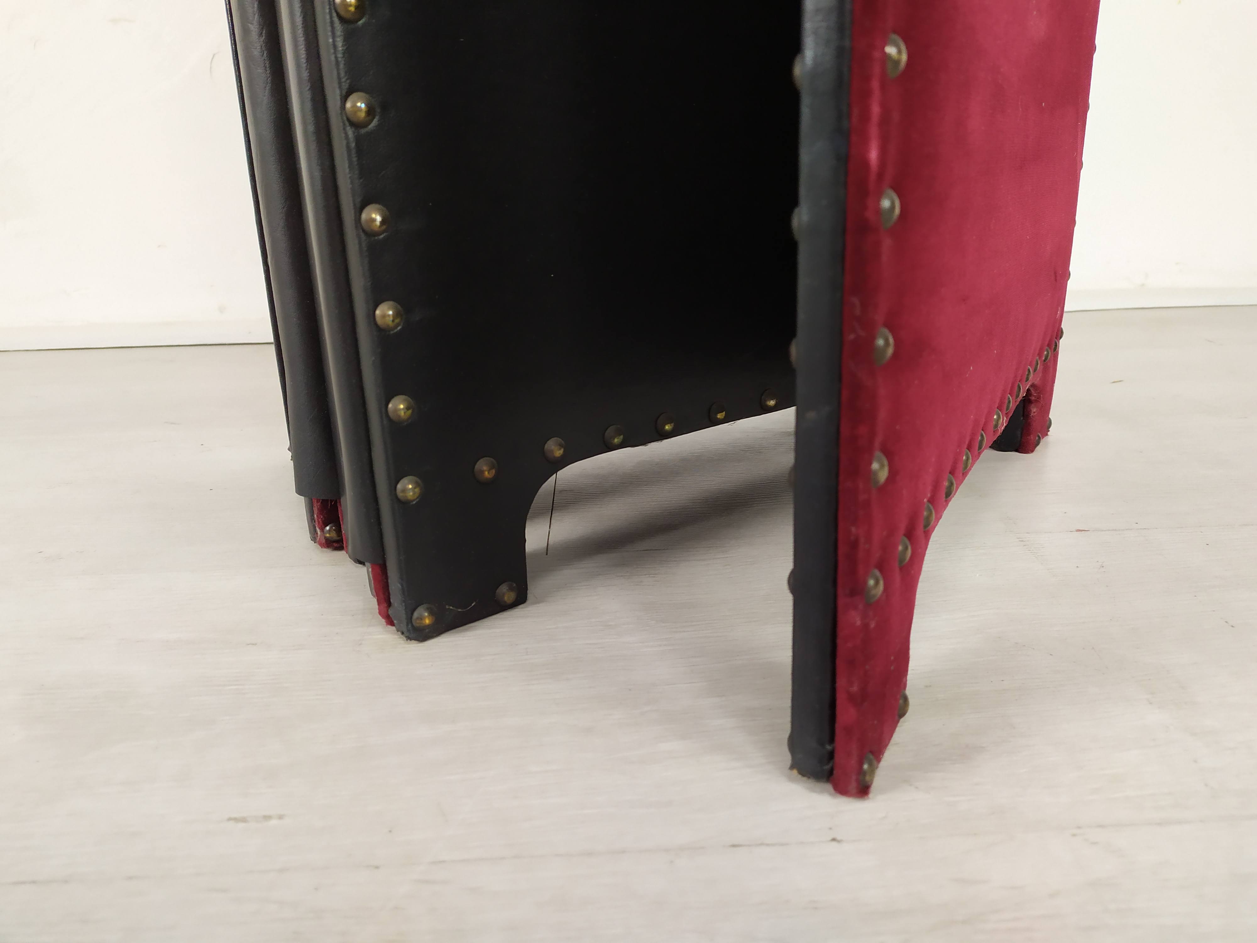 Red velvet screen with black skai