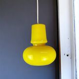 Lampe suspendue moderne du milieu du siècle en verre opalin jaune