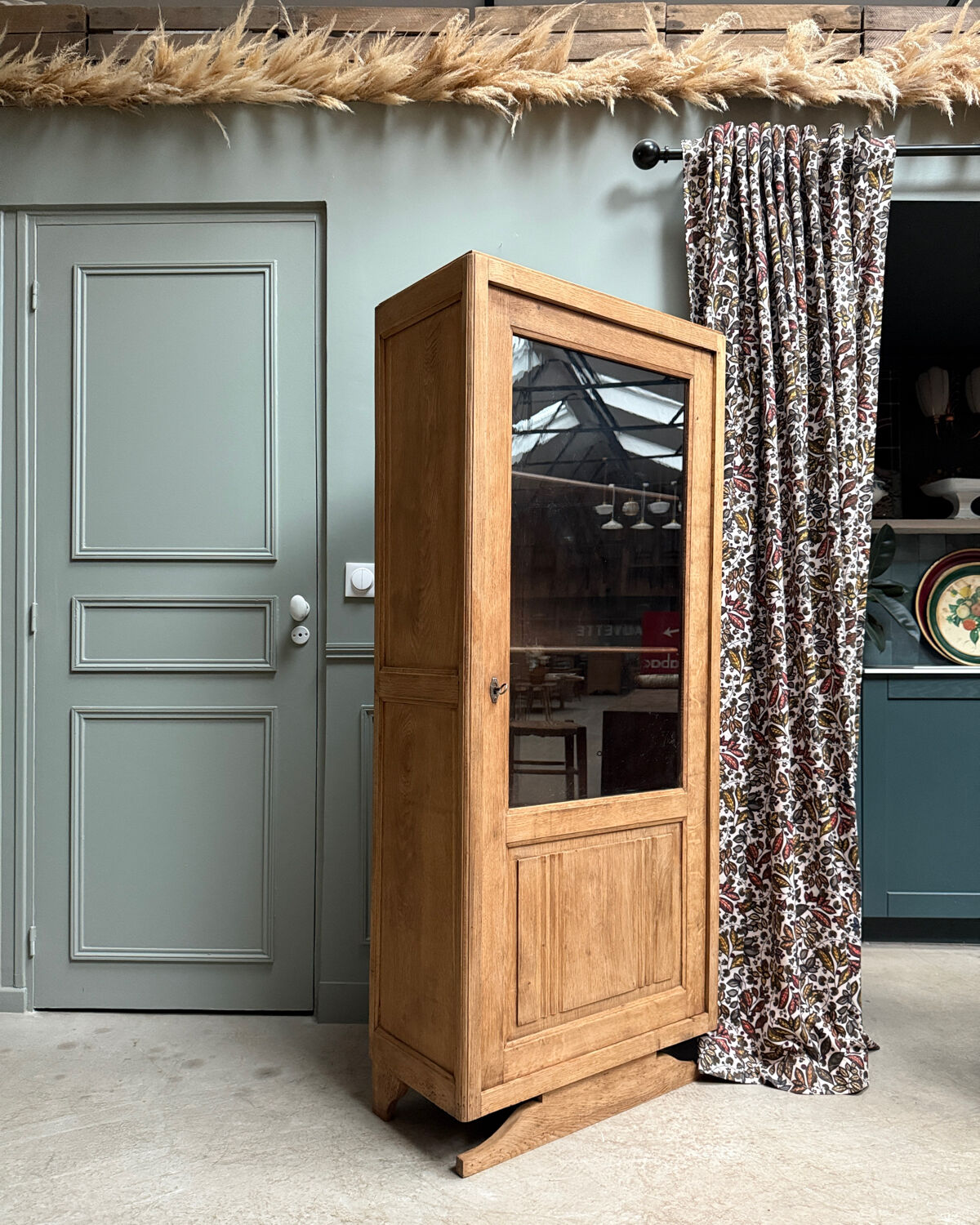 Small Parisian Art Deco showcase