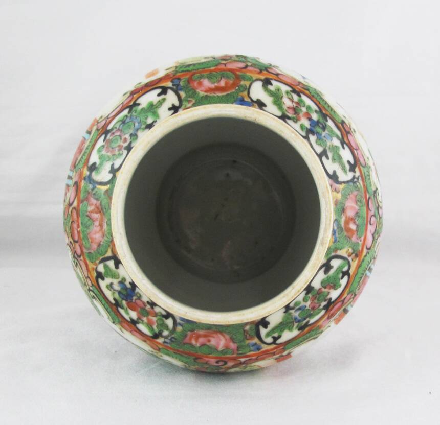 small Chinese vase in porcelain, famille rose, late 19th century