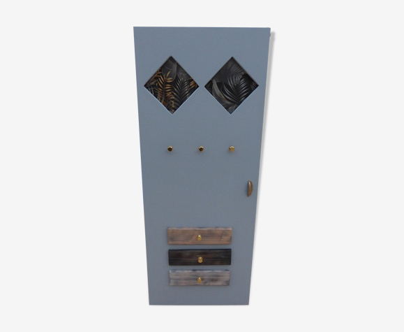 Armoire atypique à plusieurs étagères à roulettes
