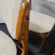 Un ensemble de quatre chaises de salle à manger en teck vintage.