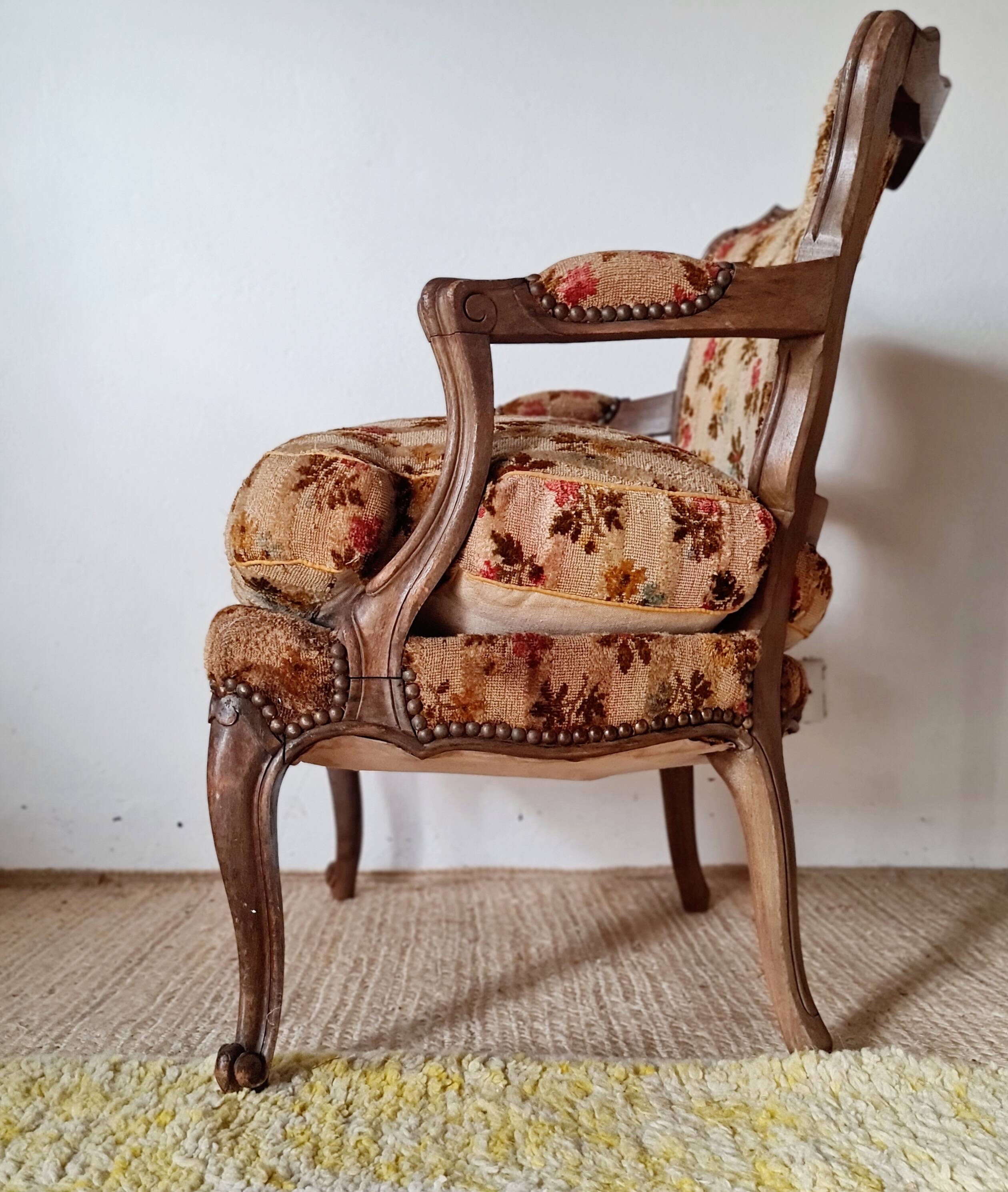 Antique cabriolet armchair in floral velvet – Louis XV style / Retro chic