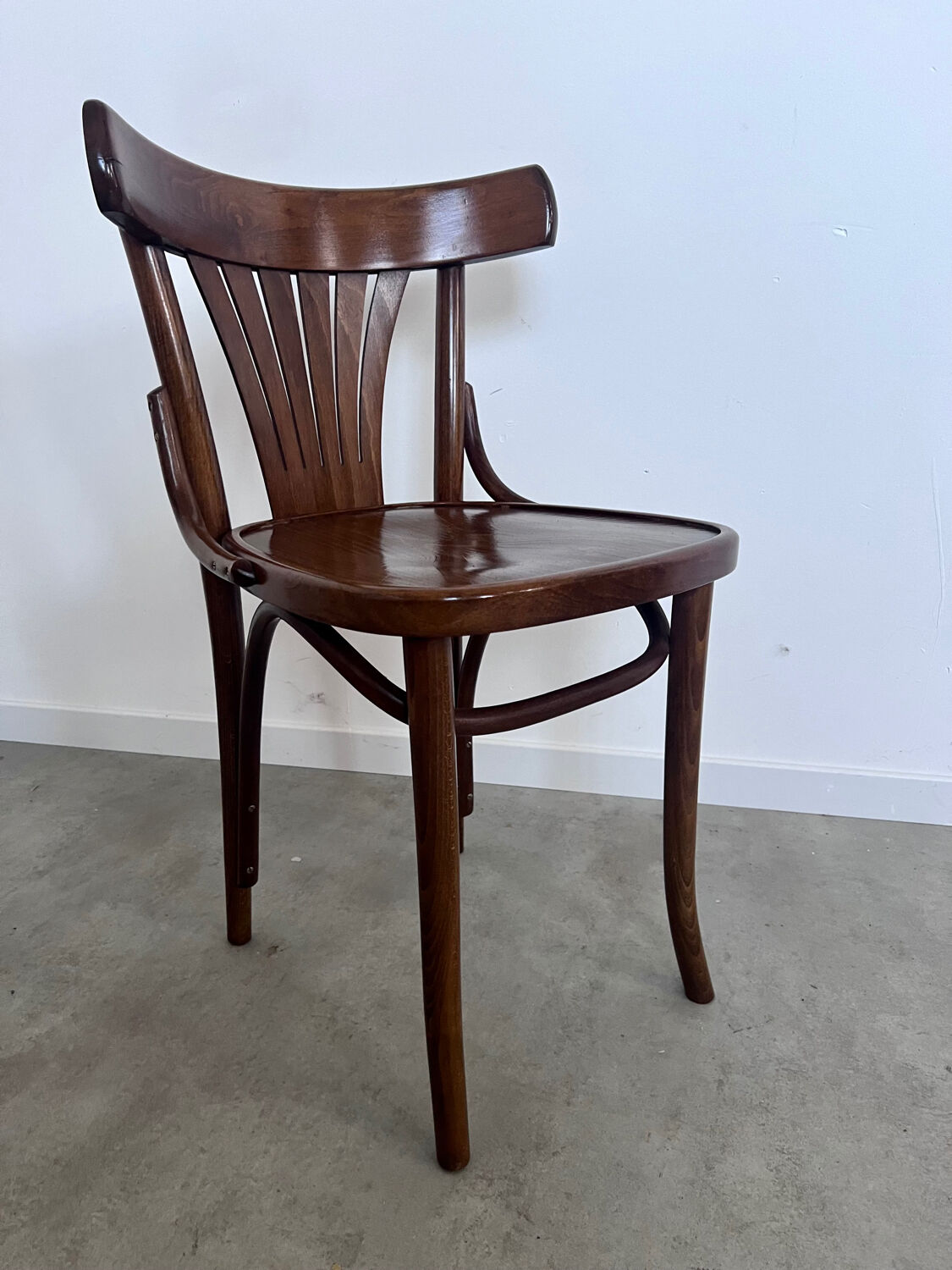 Lot 4 old vintage bentwood bistro chairs from the 70s
