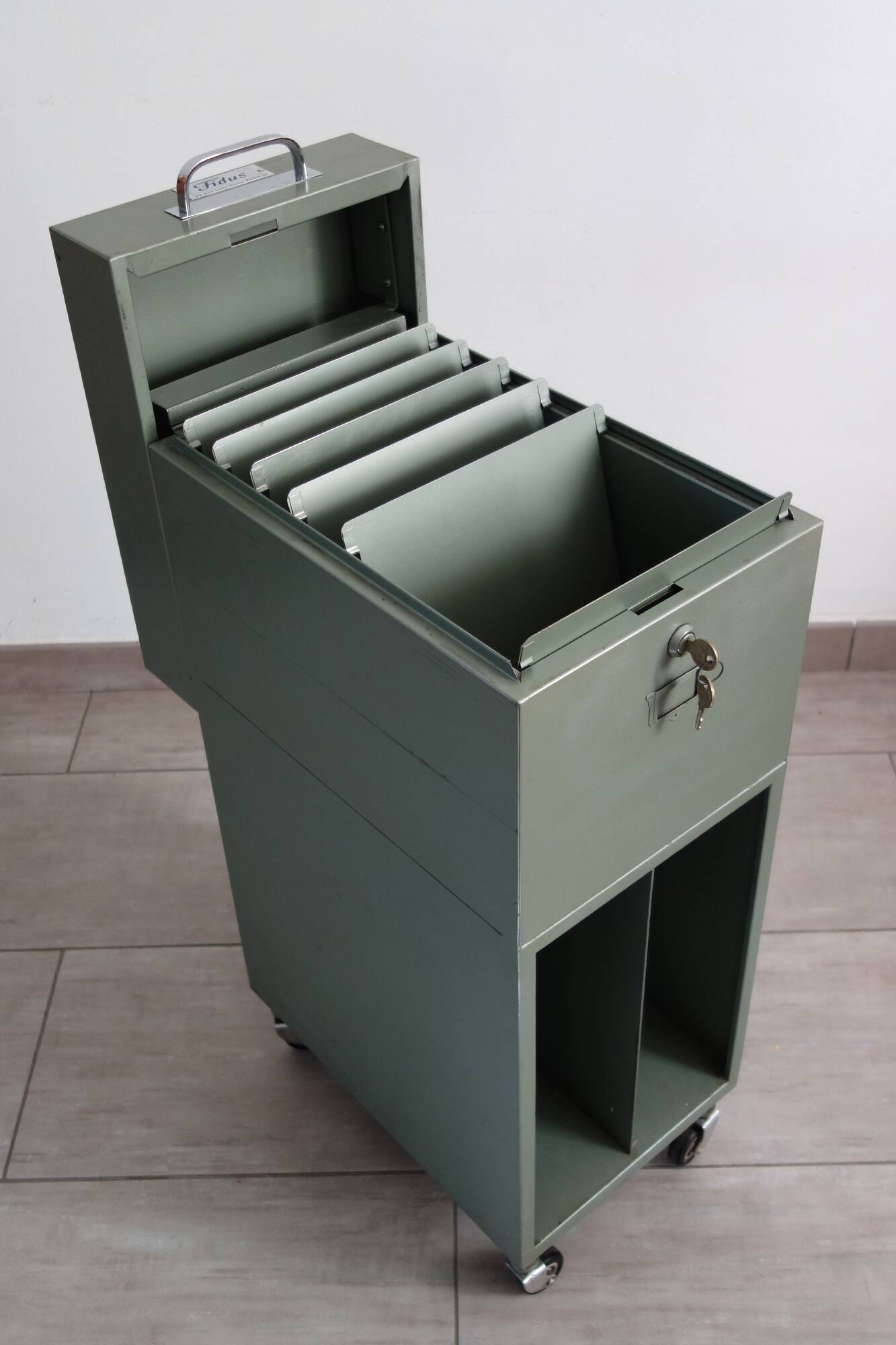 Industrial metal filing cabinet on casters Fidus