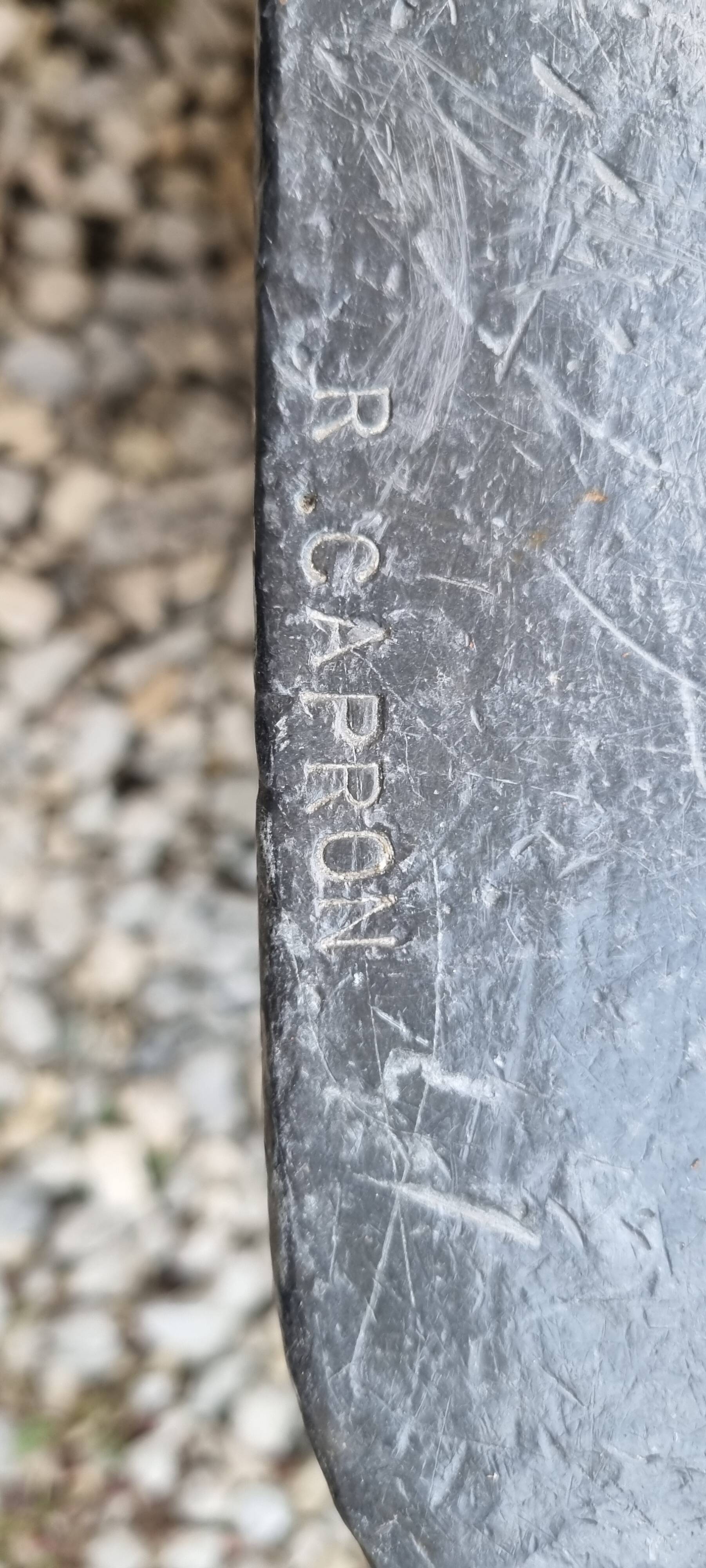 Table basse signée Roger Capron. (1922 - 2006)