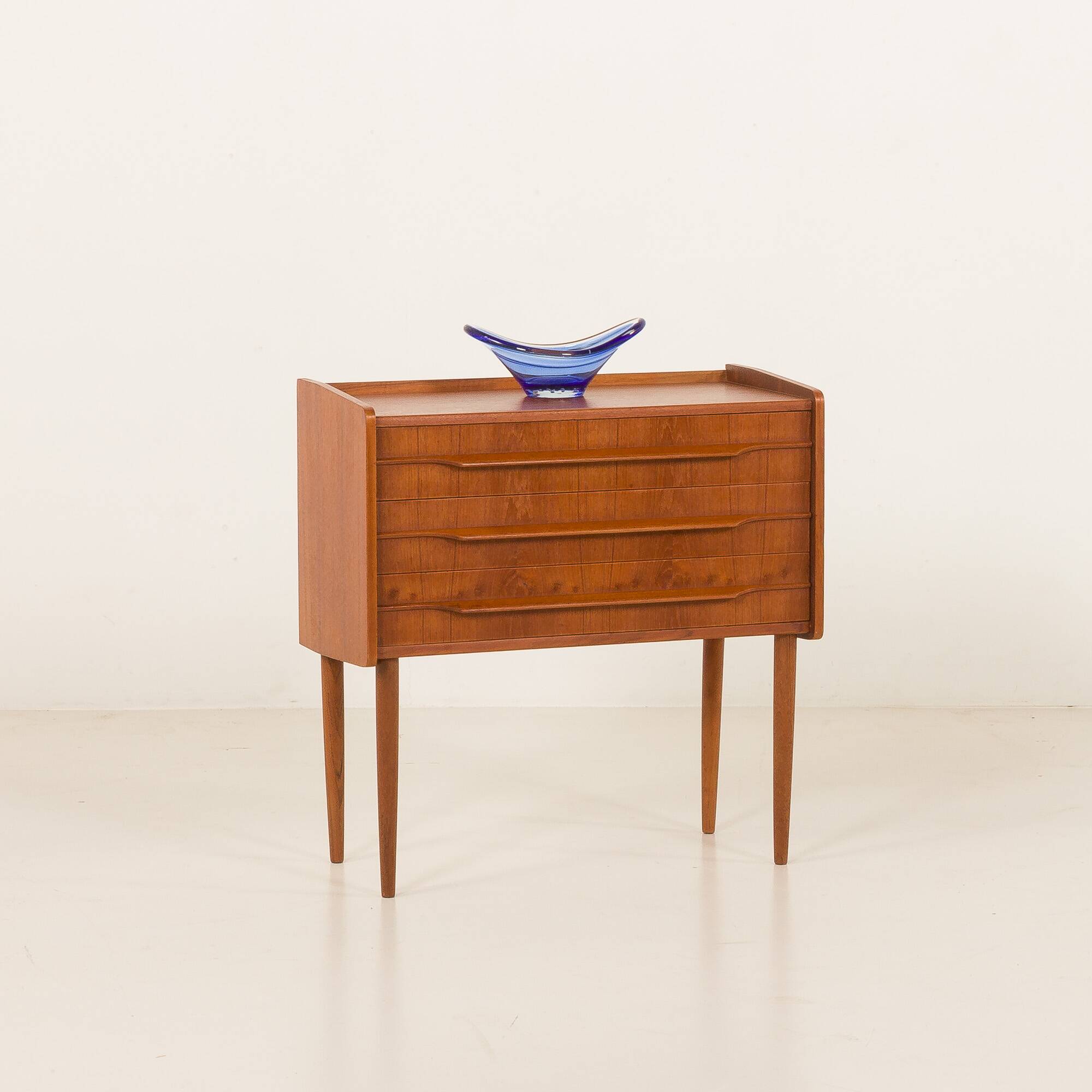 Commode, table de chevet danoise en teck, années 1960