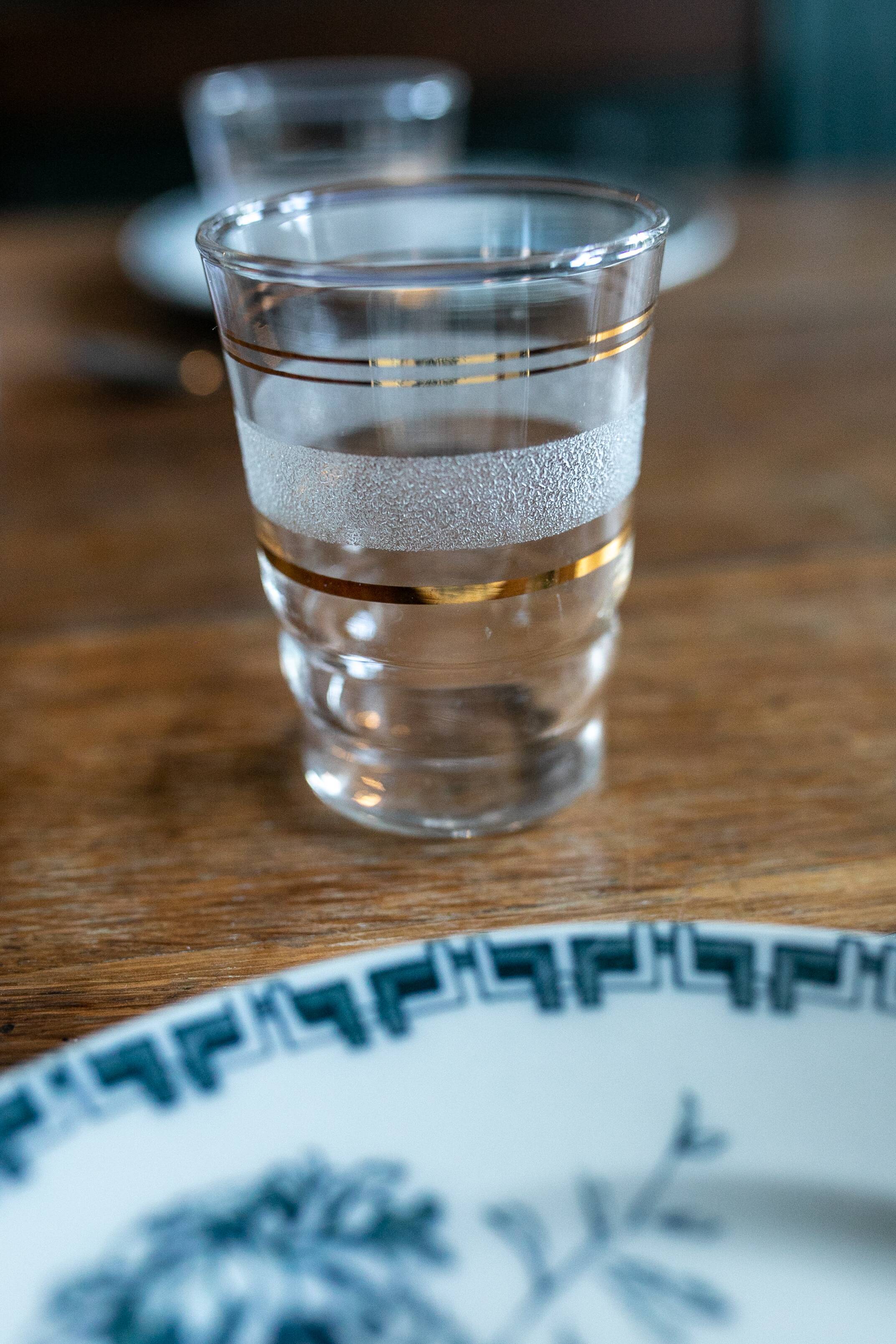 Lot de 8 verres granités blancs