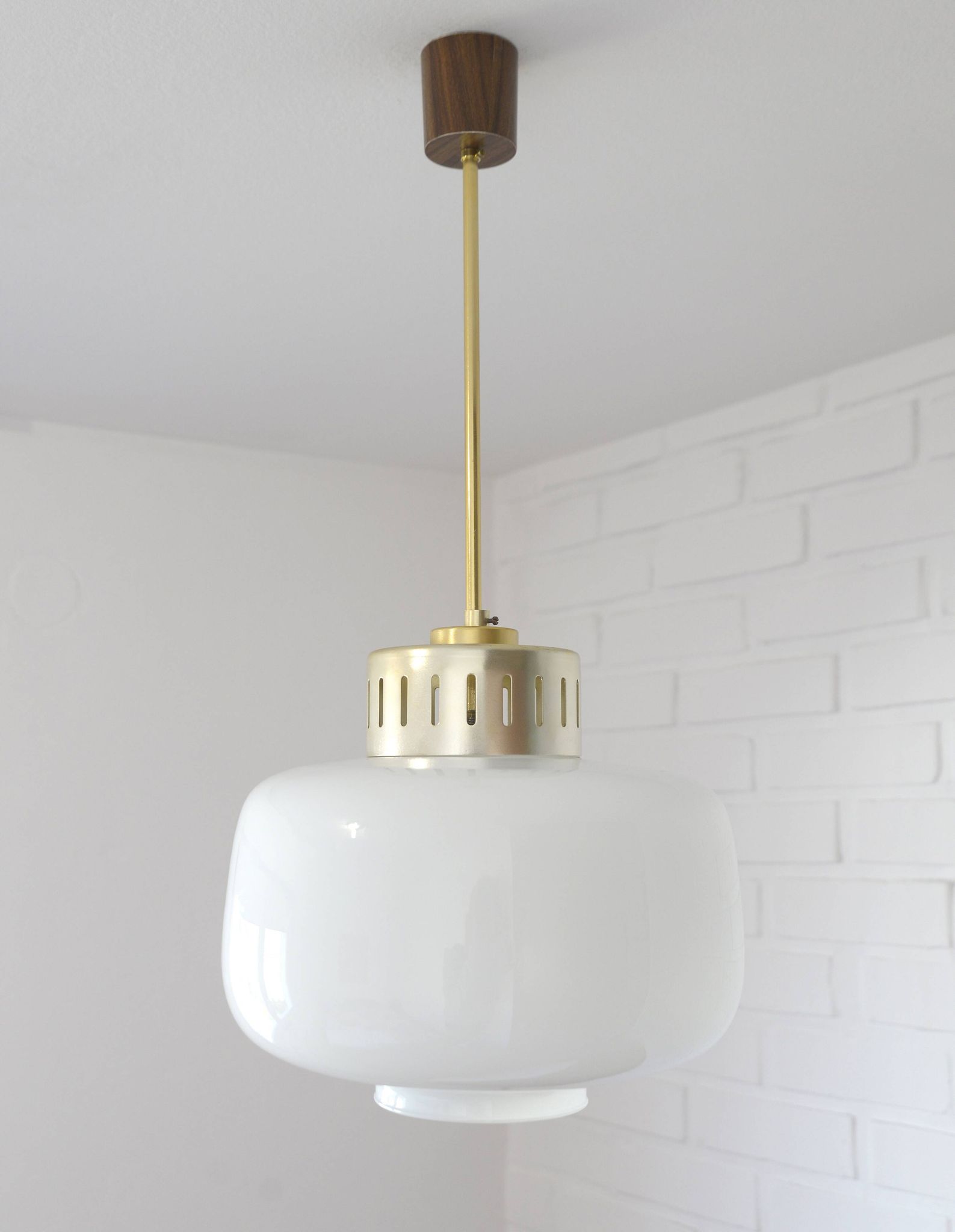 Suspension scandinave vintage / Lustre blanc de style moderne du milieu du siècle