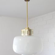 Suspension scandinave vintage / Lustre blanc de style moderne du milieu du siècle