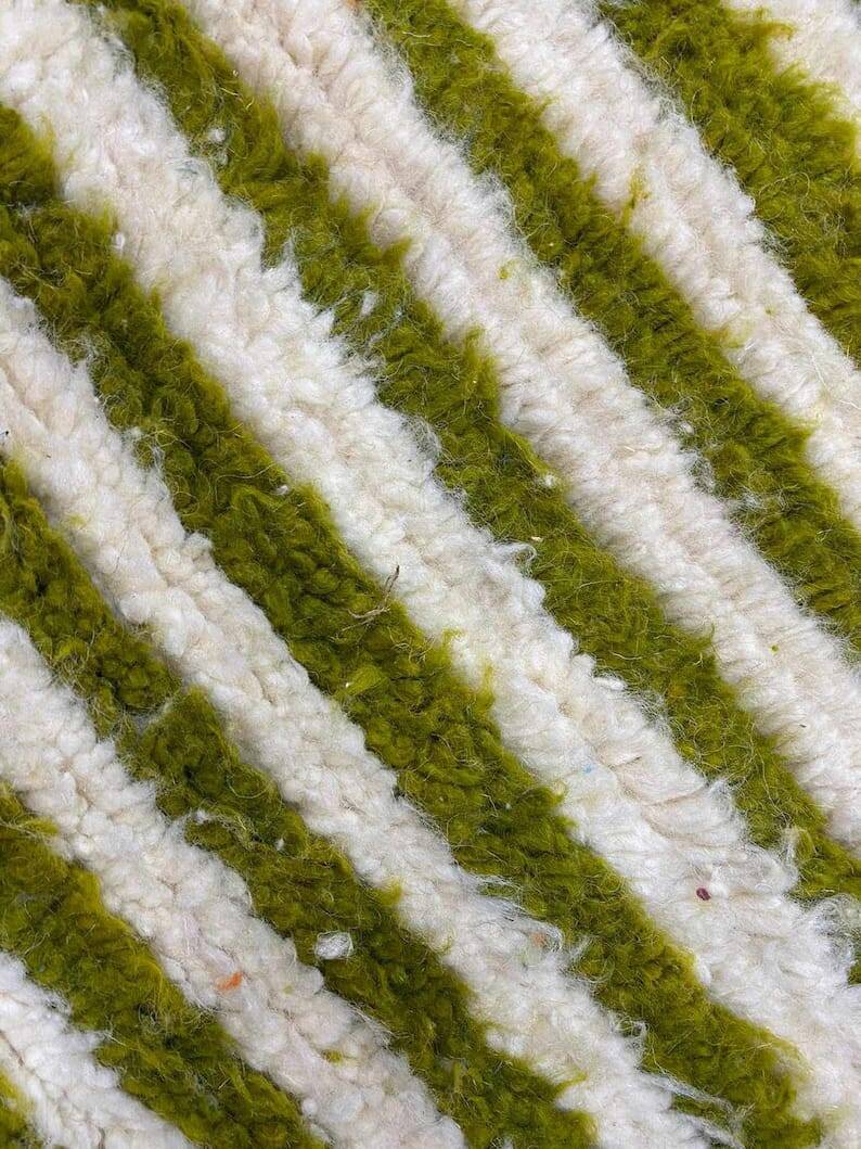 Handcrafted Berber rug in pure natural wool, size 150 x 250 cm