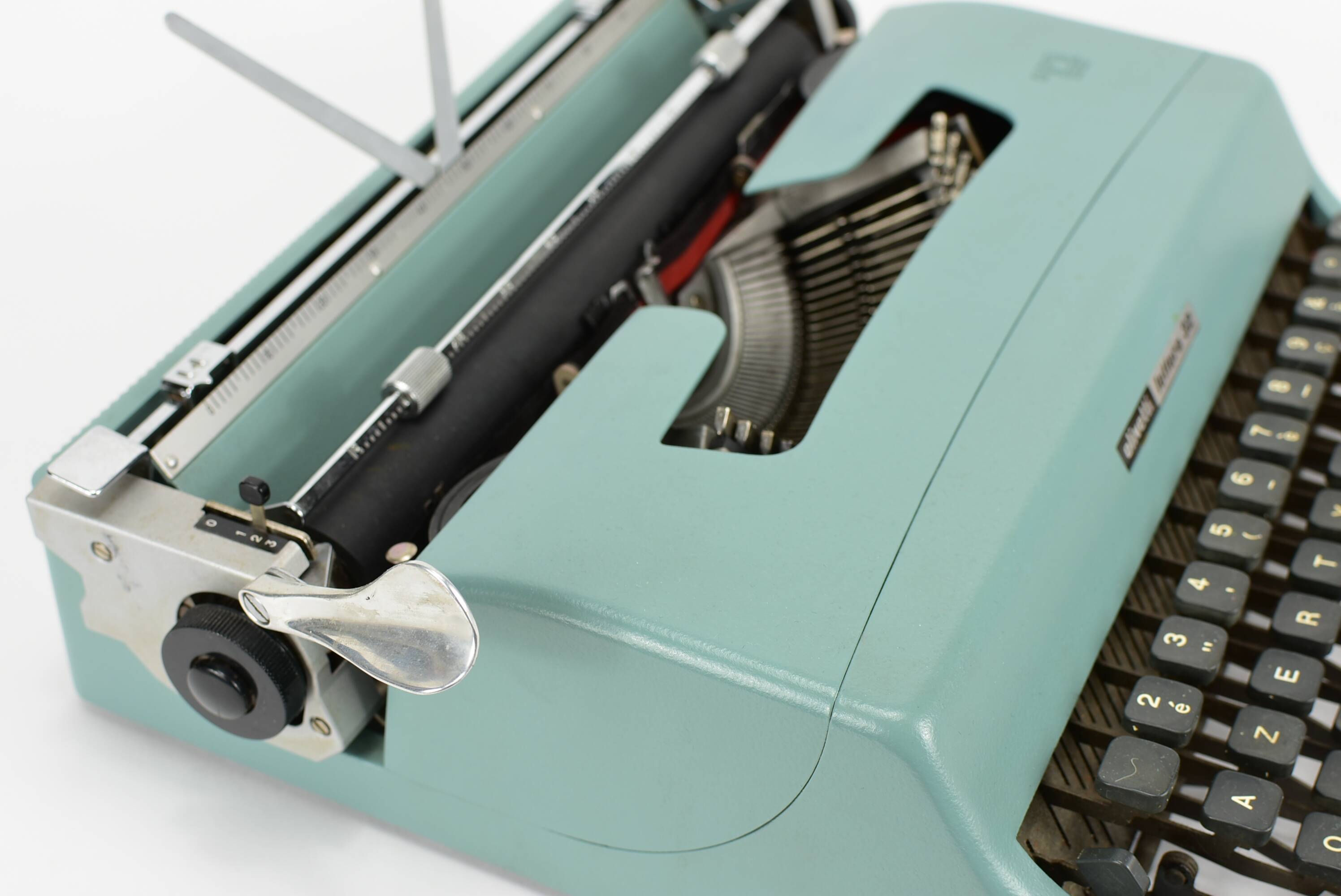 Lettéra 32 typewriter, Olivetti