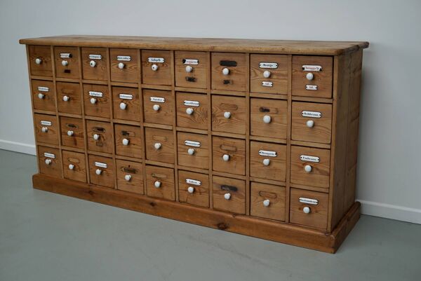 Armoire d'apothicaire allemande antique en pin avec boucliers en émail, années 1900