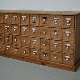 Armoire d'apothicaire allemande antique en pin avec boucliers en émail, années 1900