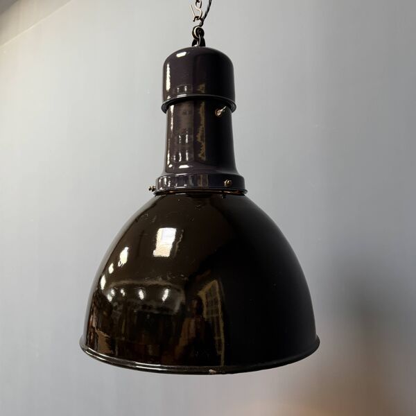 Grande lampe d'usine Bauhaus en émail noir.
