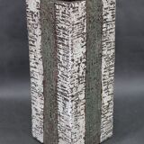 Vase en céramique brutaliste européen des années 1970 – forme haute et texturée, typique du style moderne du milieu du siècle.