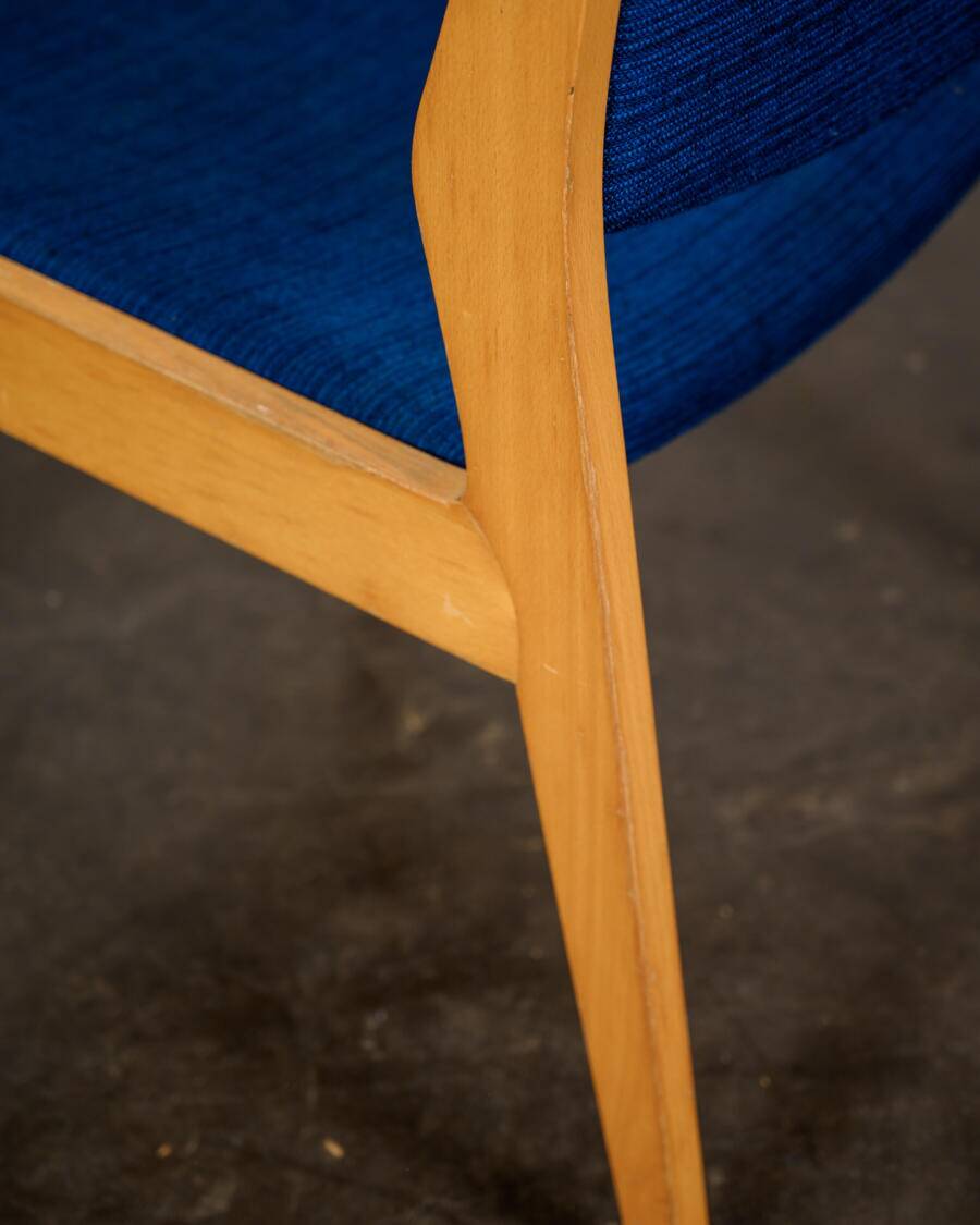 Chauffeuse en bois et tissu bleu