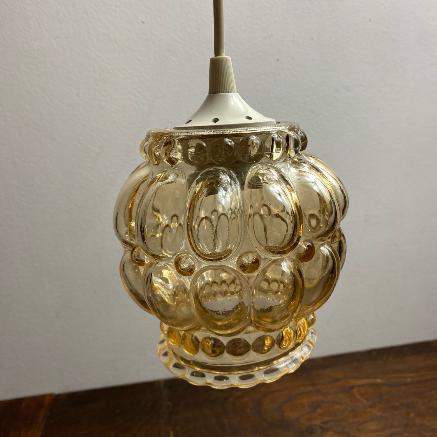 Portable pendant light in bubble glass