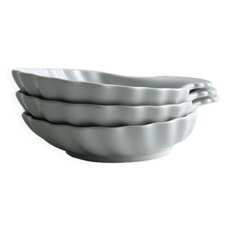 Pocket tray/soap holder, 3 scallops in wavy white porcelain