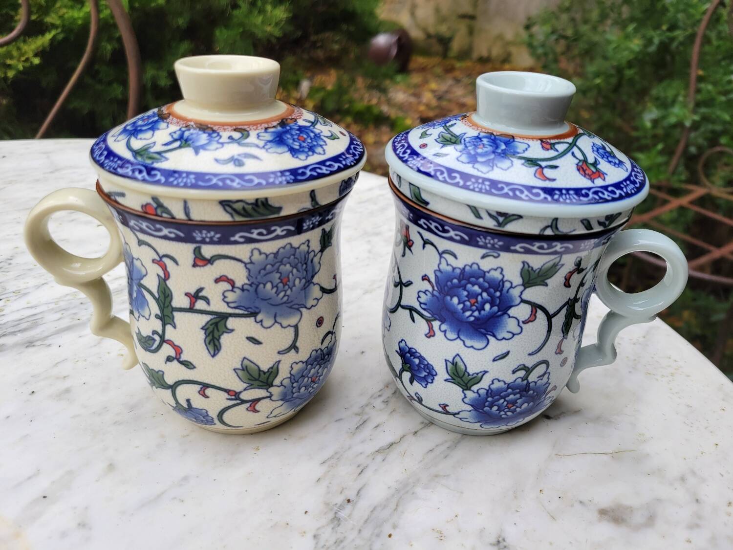 Paire de tasse à thé, couvercle et infuseur