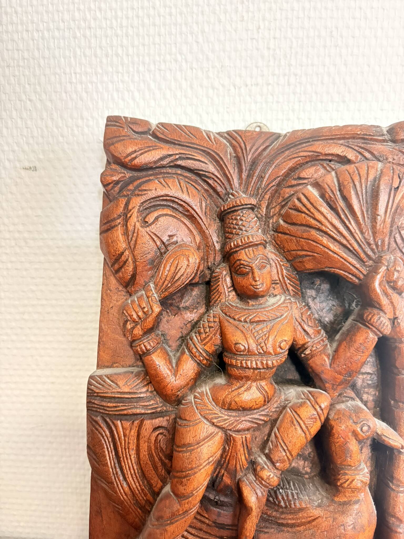 Tableau, panneau en bois sculpté vintage figurant une divinité, Inde