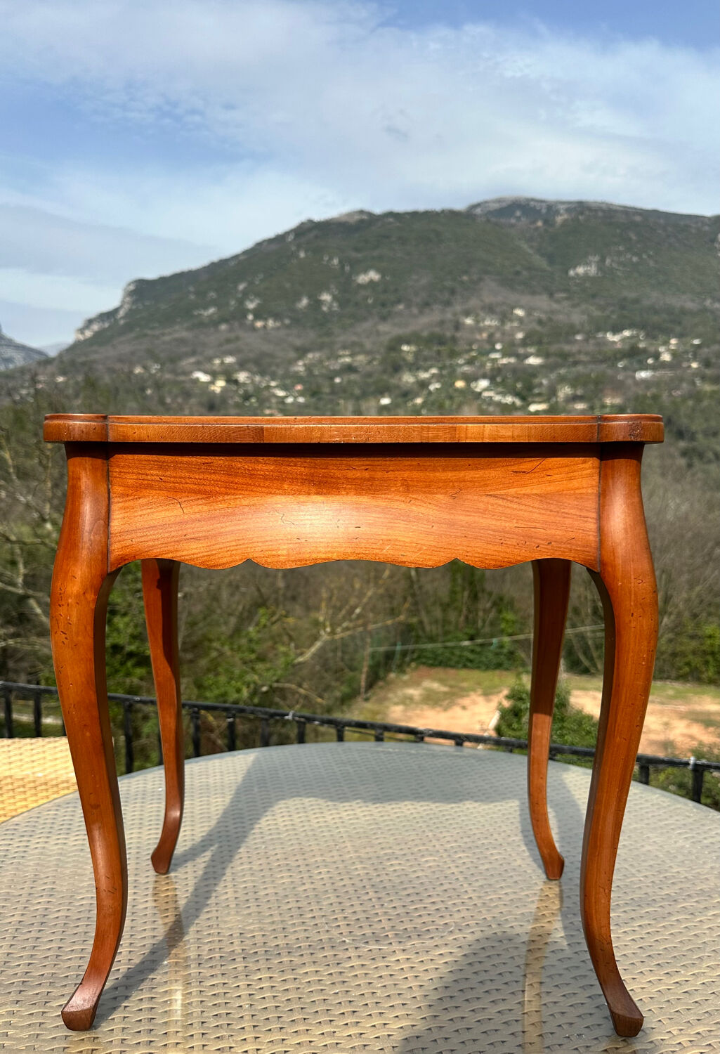 Petite table volante de style Louis XV Époque XX eme siècle