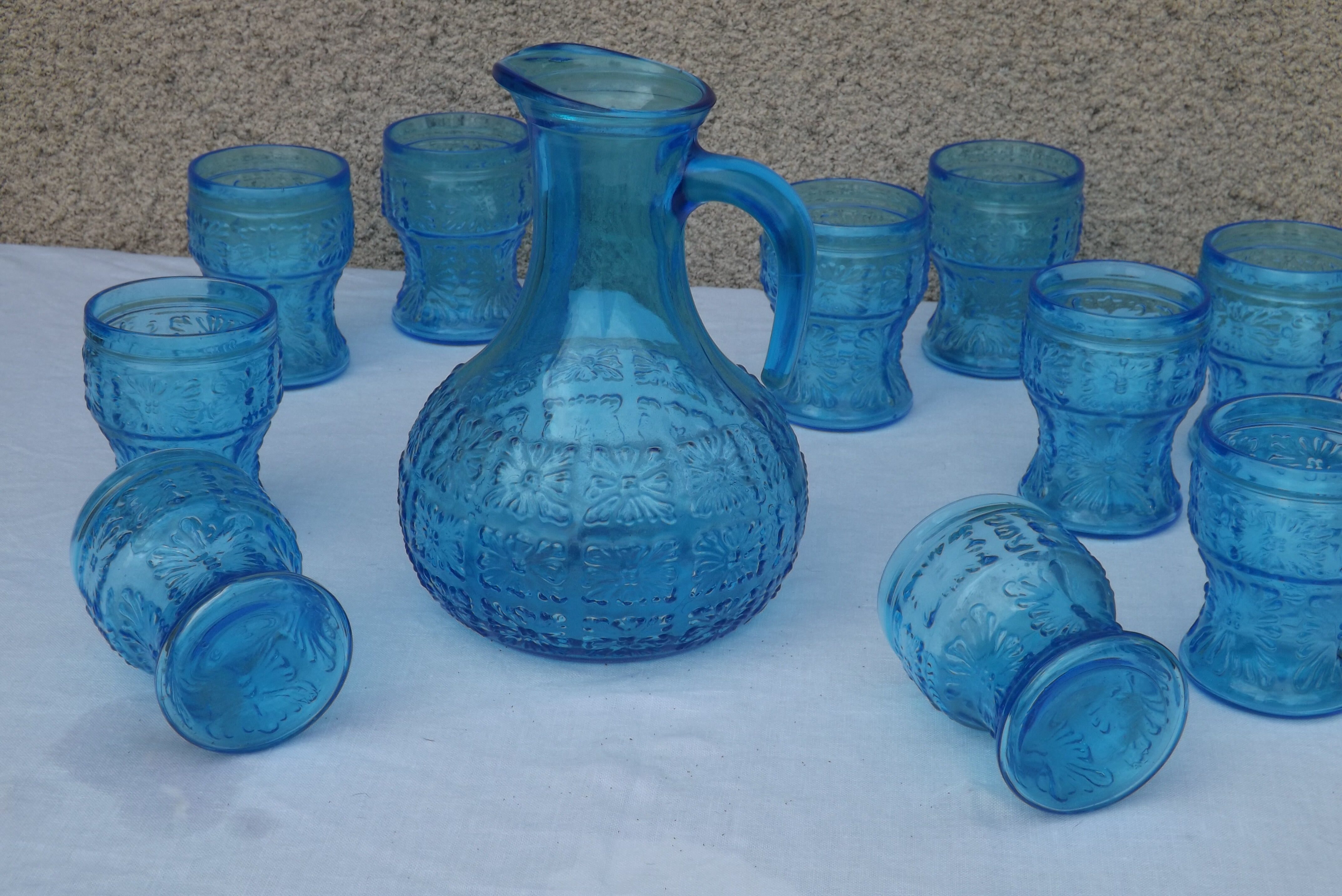 Set of jug and 10 blue glass goblets with floral motifs